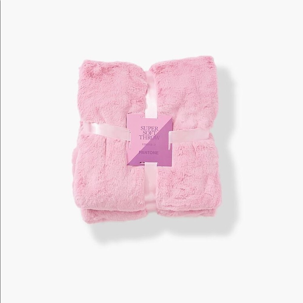 New Pantone x Forever 21 soft throw